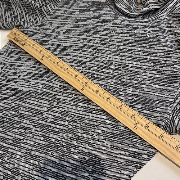 Athleta Black and White Flurry Seamless Turtleneck Small NWT - Picture 6 of 8